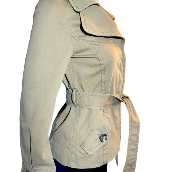 Valentino Trench Coat Sz M Long Sleeves Made in Italy Buttoned Closure Belted - Picture 7 of 11